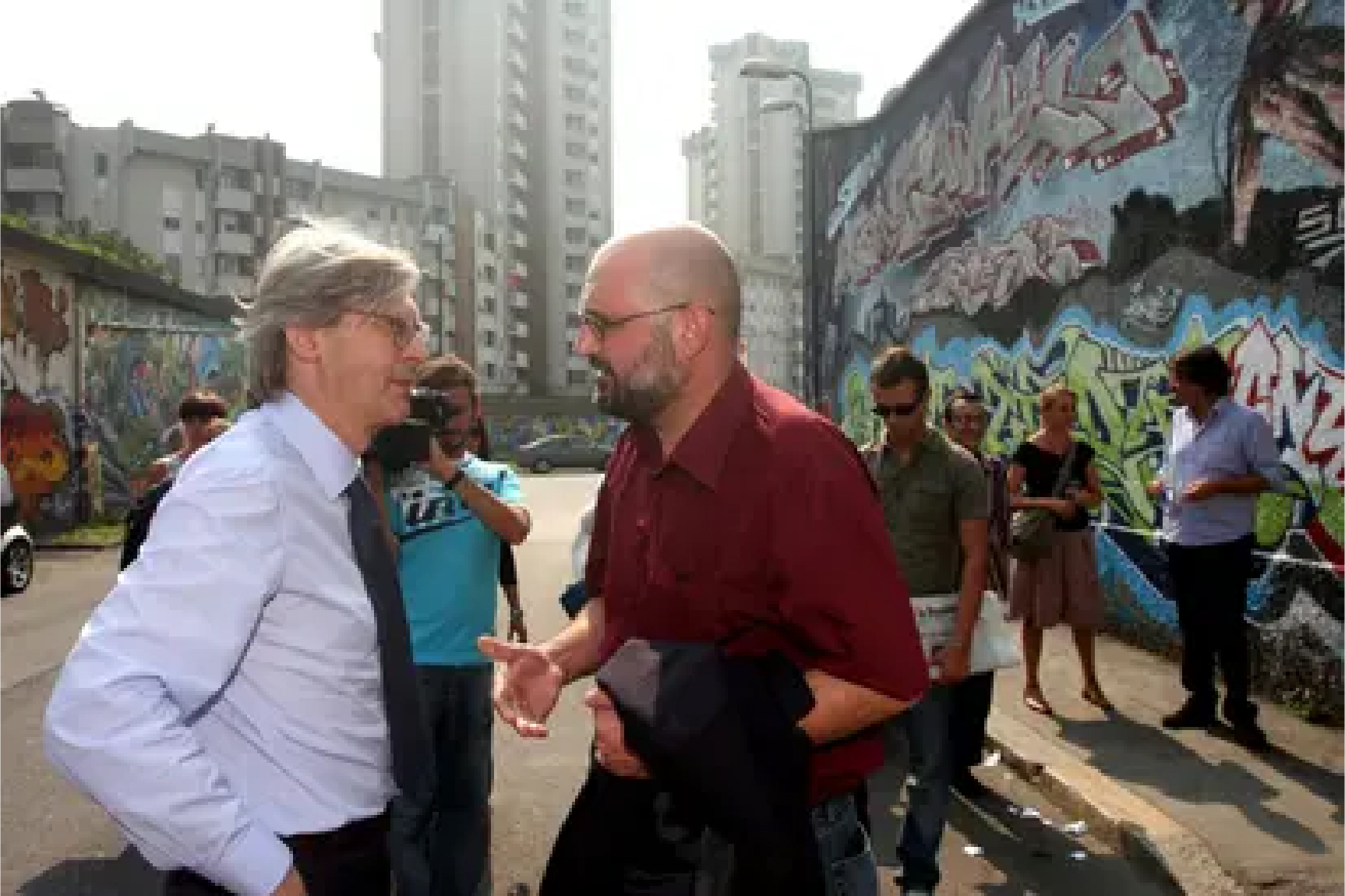 Vittorio Sgarbi e Daniele Farina davanti al Leoncavallo