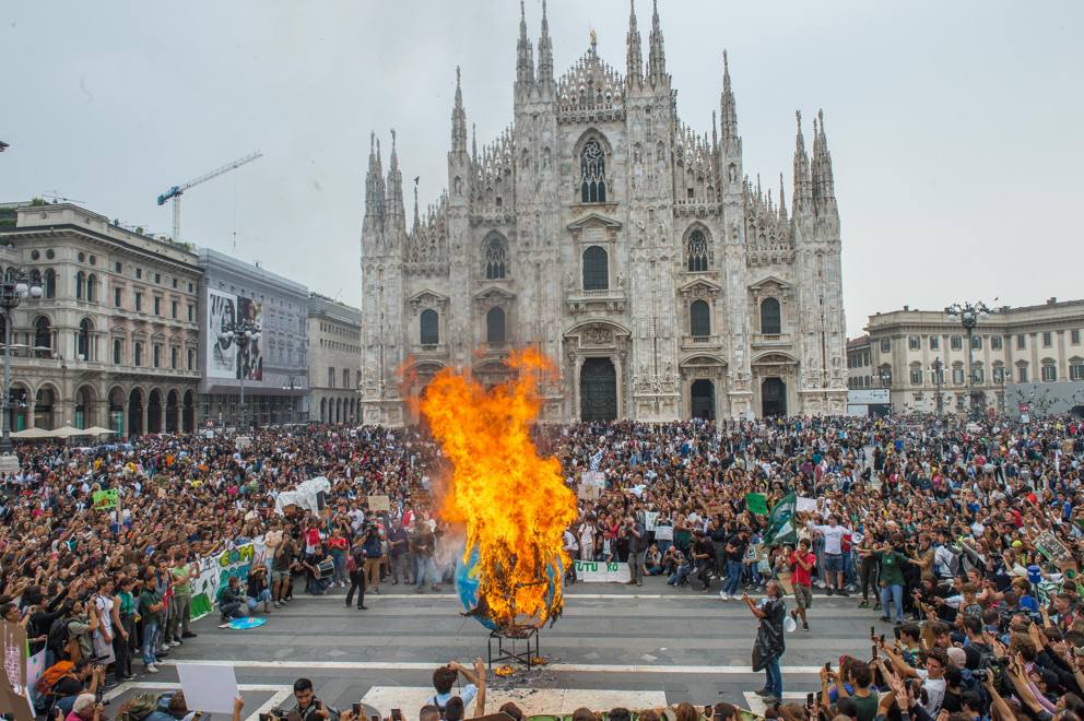 Fridays for Future brucia un mondo fatto di carta, colla e colori acrilici per protestare contro l'inquinamento