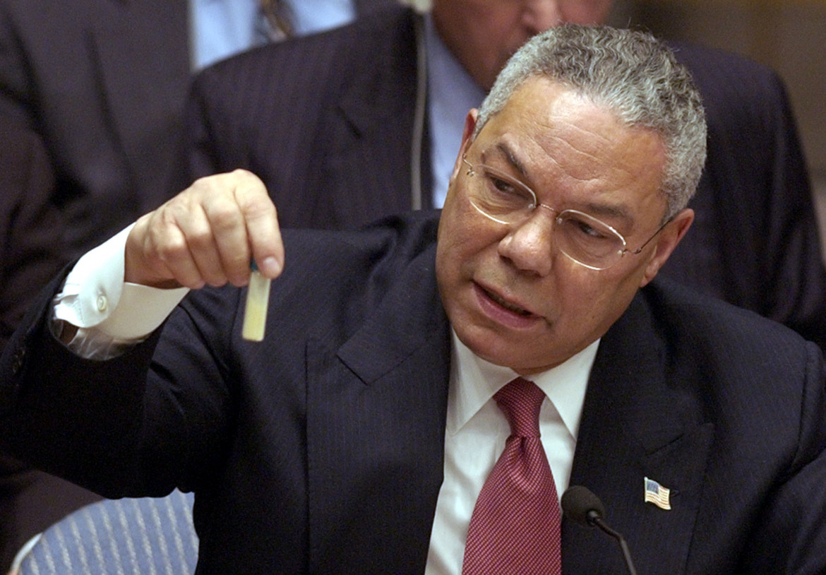 Colin Powell mostra una fiala al Consiglio di Sicurezza dell'ONU, 5 febbraio 2003