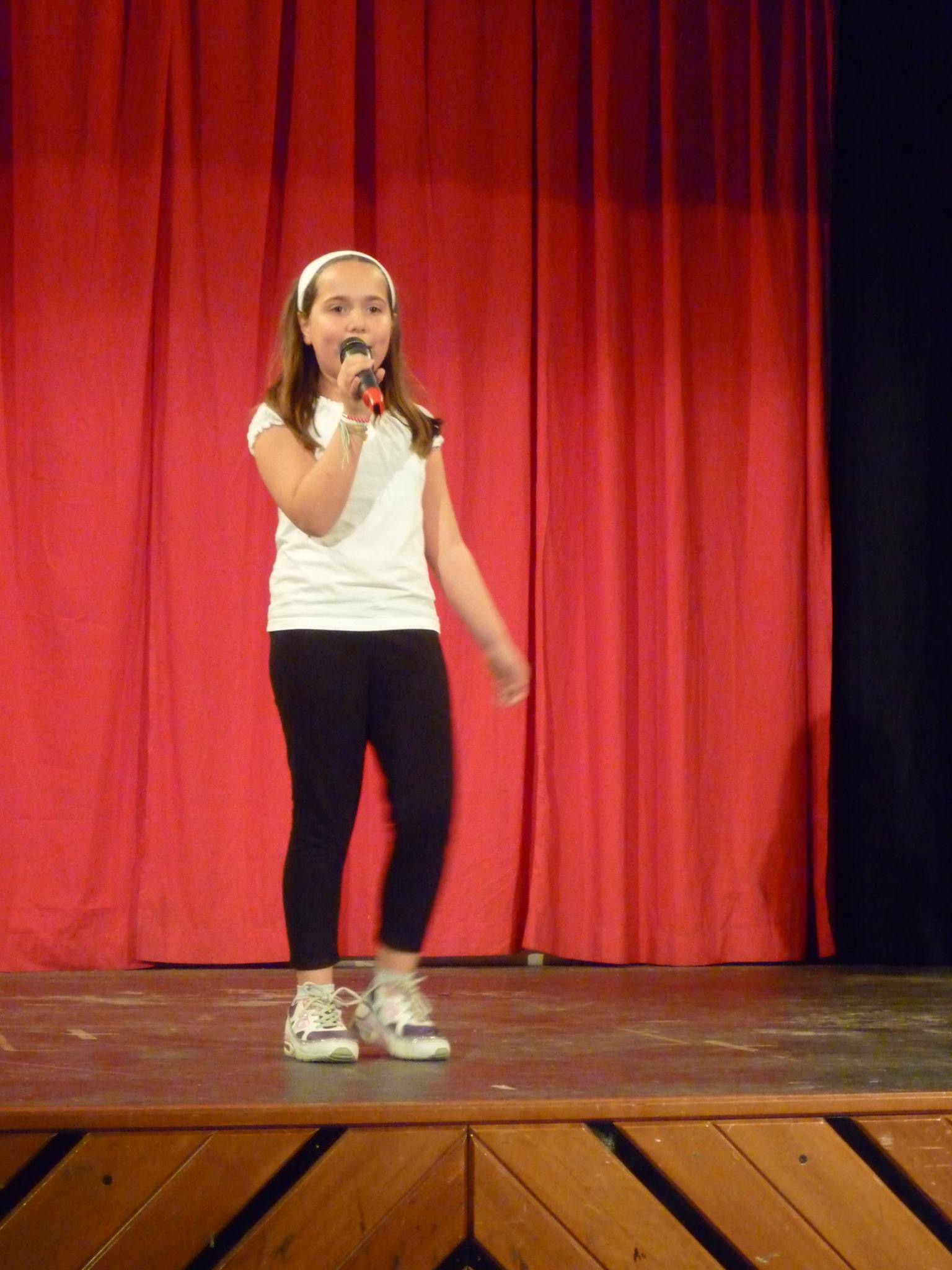 Dolce Potente cantando nell'auditorium della chiesa del quartiere Japigia, Bari, 2008