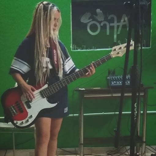 Dolce Potente suonando il basso in una band grunge, al Rascia Sound di Bari, 2016