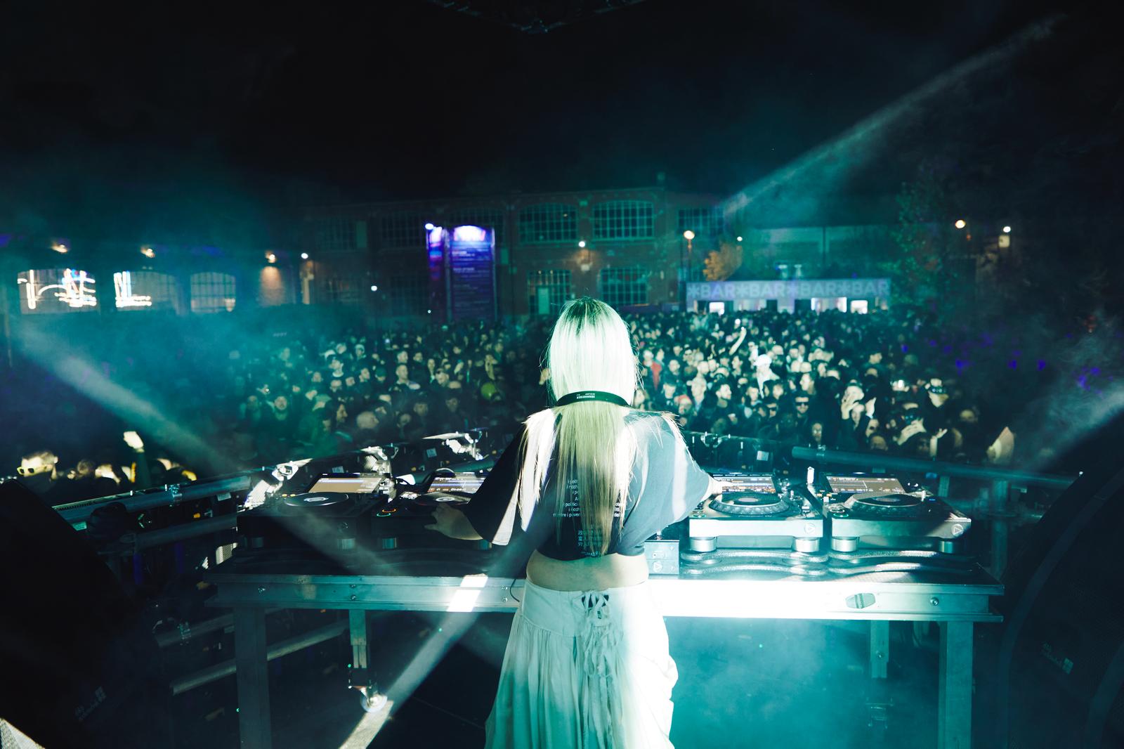Dolce Potente suonando insieme a Richie Hawtin durante La Fabbrica Design Week di Milano, 2025