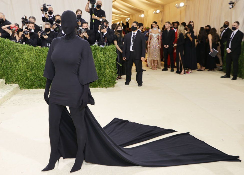 Kim Kardashian trasforma sé stessa in un brand
