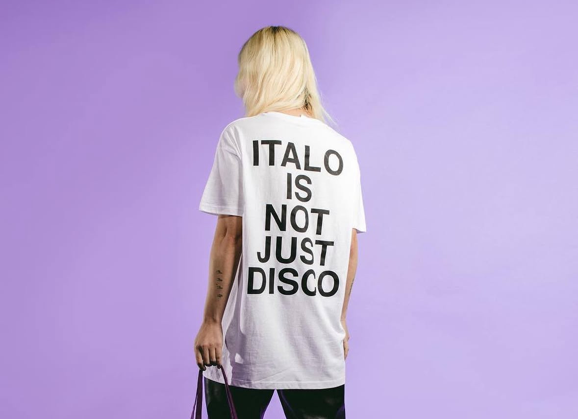 SULLA TECHNO ORA SI CANTA IN ITALIANO. È UN NUOVO GENERE: SI CHIAMA ITALO GHETTO.