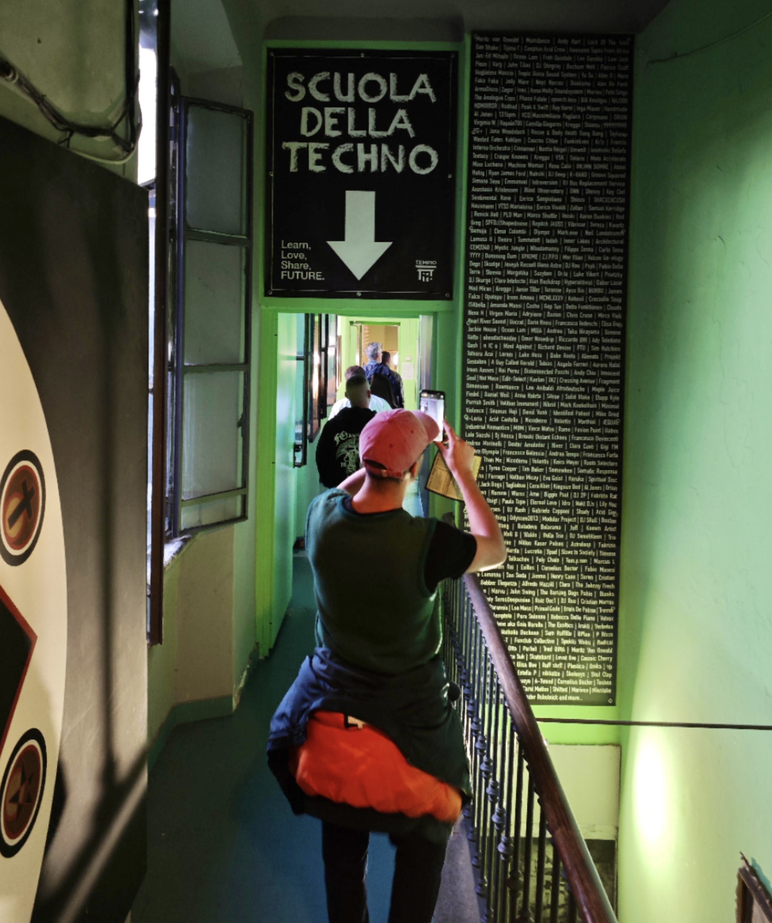 Uno studente fotografa la lista degli artisti che hanno suonato al Tempio tra il 2018 e il 2019