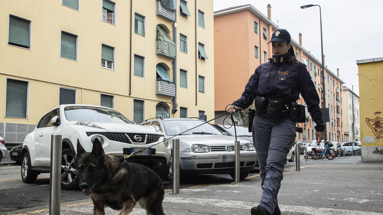 Una delle retate nei quartieri milanesi