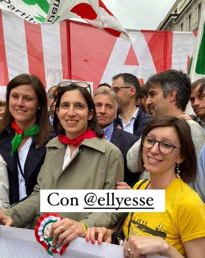 Elly Schlein veste un outfit da militante
